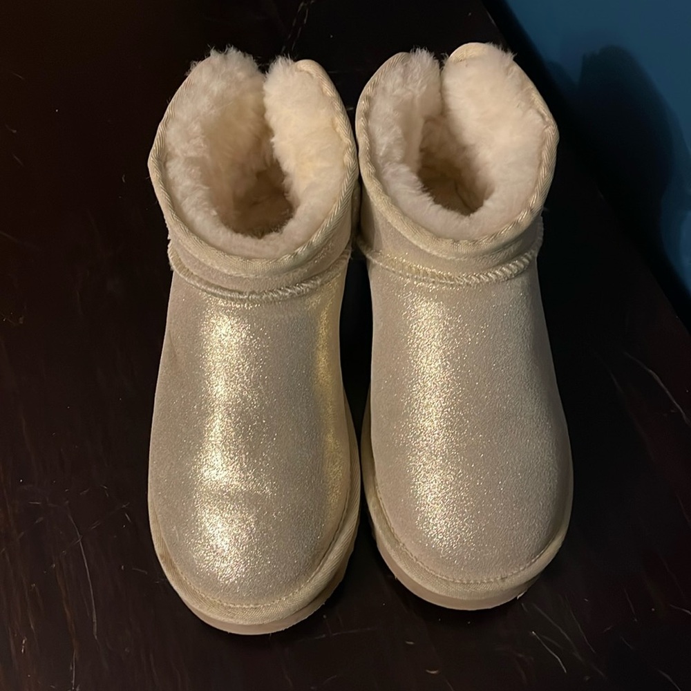 Fireside by deer foam, fuzzy boots size 6